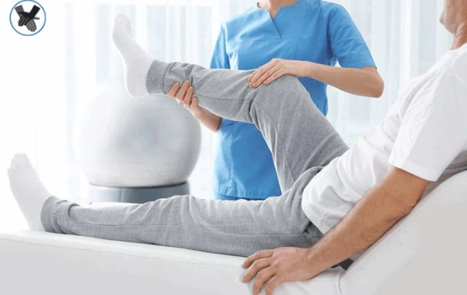 تصویر یک فرد در حال انجام حرکات فیزیوتراپی